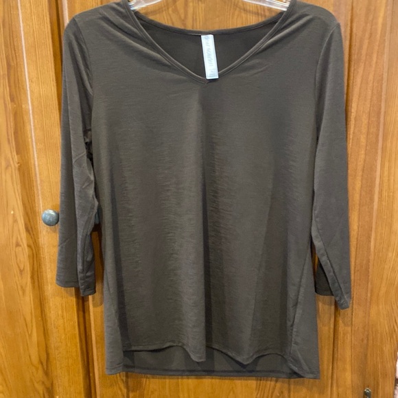 dear scarlett Tops - Dear Scarlett 3/4 sleeve wrinkle free top size small